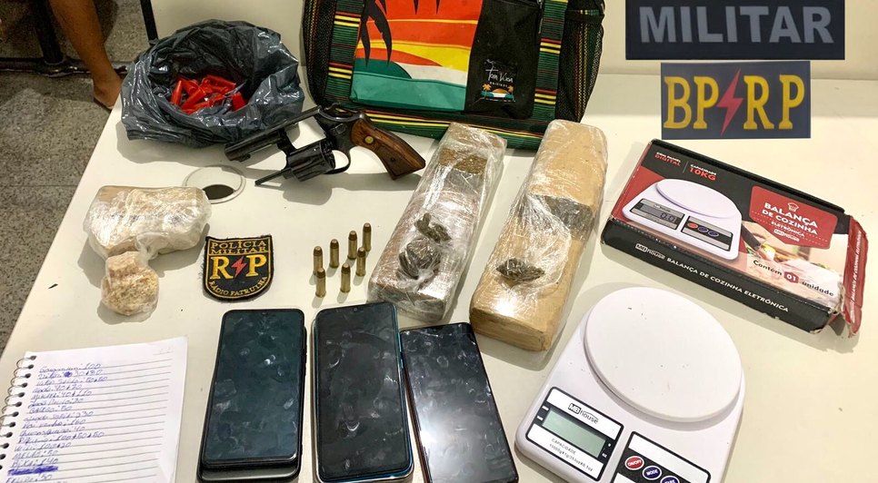 Três indivíduos foram presos por tráfico de drogas em Aracaju / Foto: Foto: Polícia Militar/Divulgação