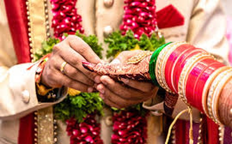 Magnata indiano organiza casamento comunitário e presenteia noivos com joias, quase R$ 7 mil e mantimentos 'para um ano'