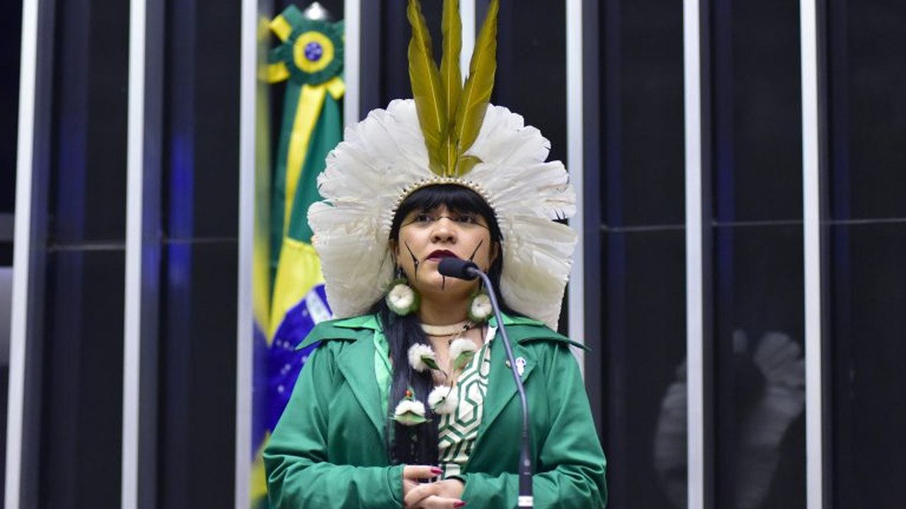 Indígenas classificam marco temporal de genocídio e protestam contra votação na Câmara