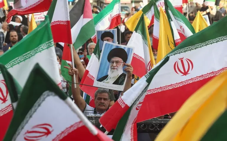 Irã 'esmagou' Israel e deu 'tapa na cara dos EUA', diz Khamenei