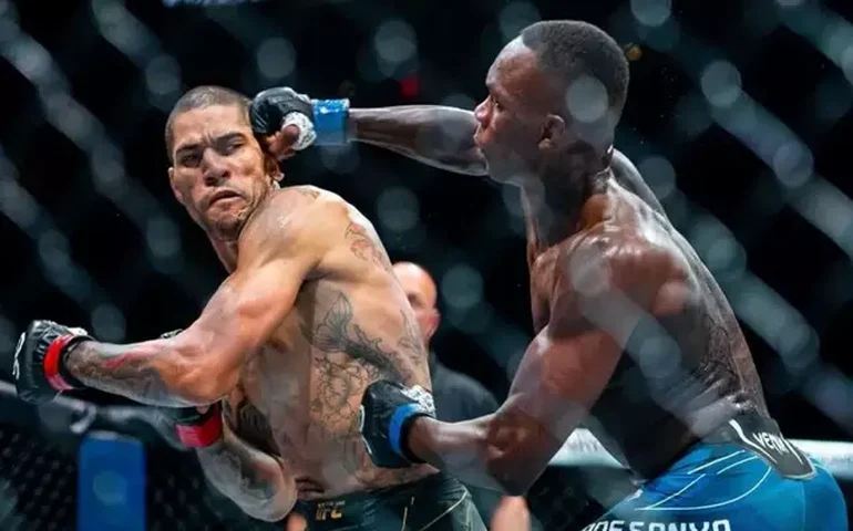Adesanya nocauteia Poatan, provoca com 'flechada' e recupera cinturão