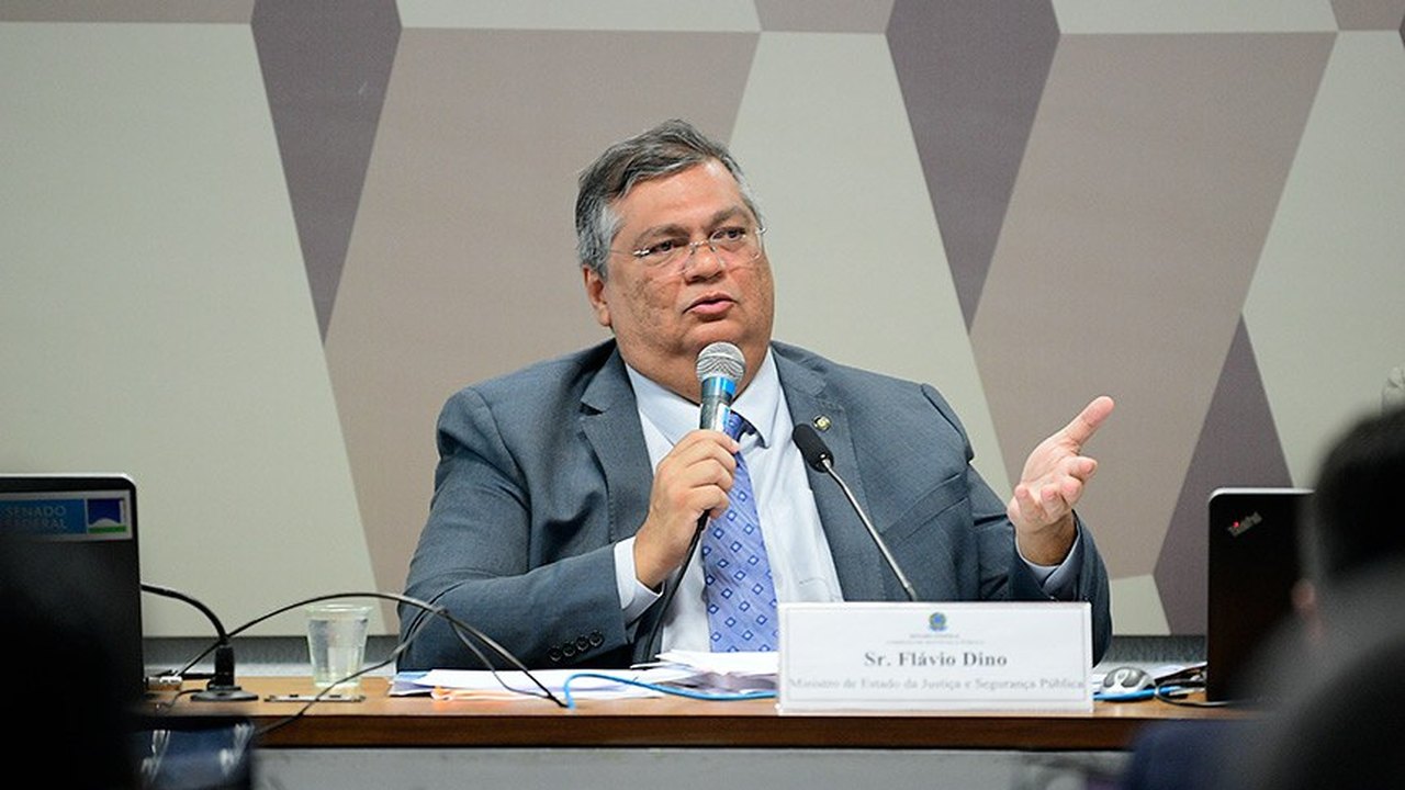 Flávio Dino responde a senadores sobre armas, fake news e desafios na segurança