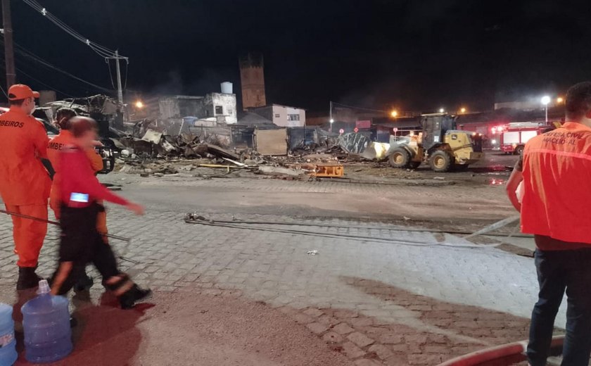 Incêndio destrói cerca de 50 barracas no entorno do Mercado da Produção, em Maceió