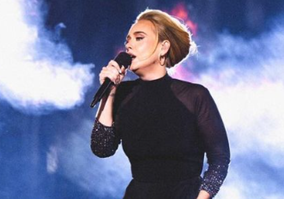 Adele chora ao ver Céline Dion na plateia de seu show