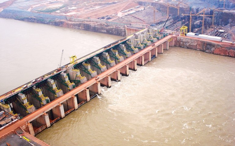 Usina de Santo Antônio suspende operação devido à seca na Amazônia