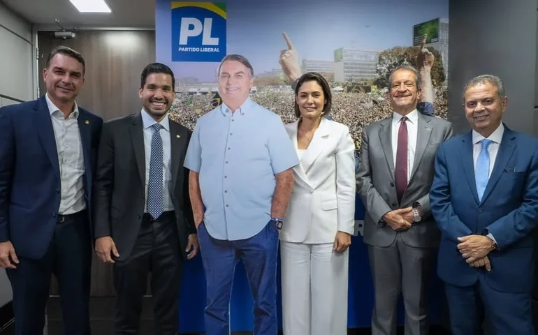 Michelle posta foto com Bolsonaro de papelão, Flávio, Valdemar e André Fernandes após crise no PL