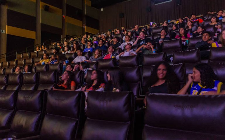 Público volta aos cinemas, mas salas não enchem; streaming é uma das razões