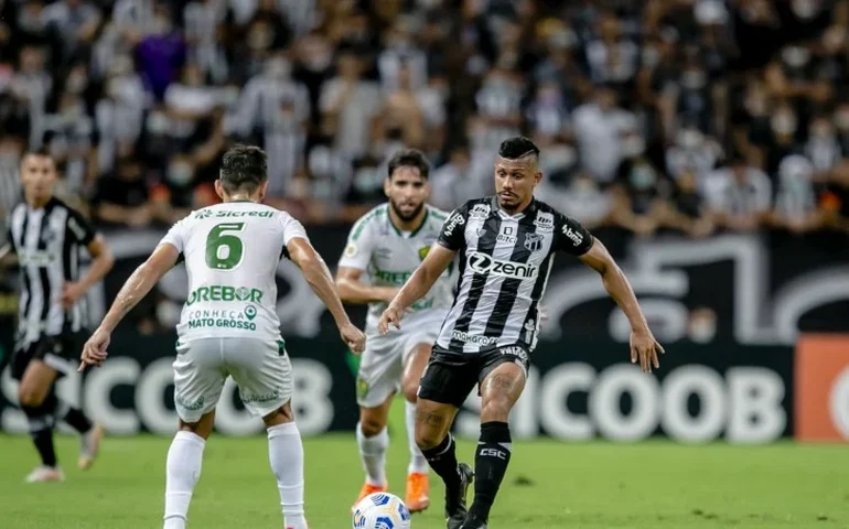 Ceará vence o lanterna Guarani e encosta na briga pelo G-4 da Série B