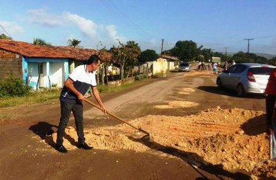 Prefeitura de Anadia recupera trecho crítico de estrada de acesso à Boca da Mata