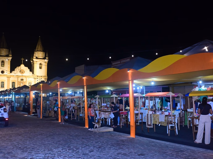 Bibliocoop e estante da FliPenedo recebem doações de livros