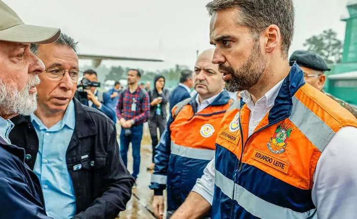 Lula e o governador do Rio Grande do Sul, Eduardo Leite, se cumprimentando