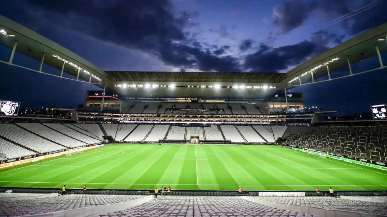 Corinthians se 'adapta' ao novo gramado da Neo Química Arena e Diniz admite 'saudade' de jogos