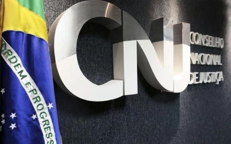 Tribunal de MT contraria ordem do CNJ e deposita 'vale-ceia' de R$ 10 mil para desembargadores