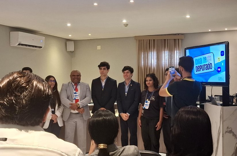 Alunos da Faculdade Seune vivenciaram rotina parlamentar por meio do programa Dia do Deputado