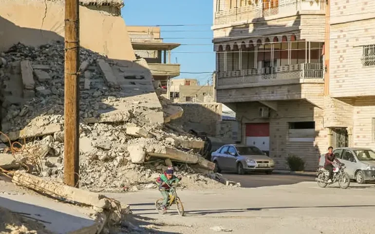 Rebeldes que tentam derrubar Assad chegaram aos subúrbios de Damasco, diz oposição síria