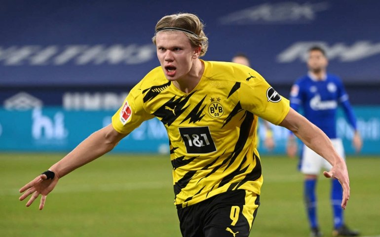 Com 2 de Haaland, Borussia Dortmund goleia Schalke em clássico