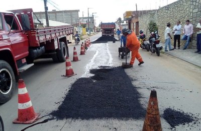 Prefeitura retoma serviços de tapa-buraco no Centro e em oito bairros de Arapiraca