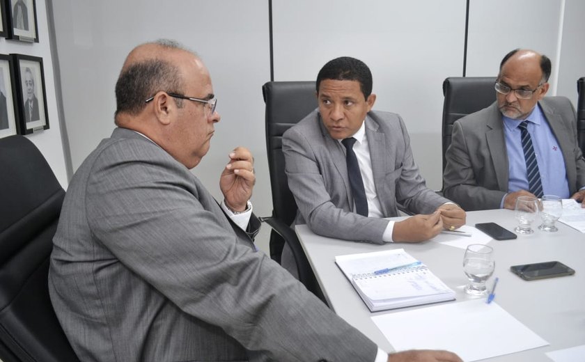 Comissão da prefeitura de Acompanhamento de Demarcação se reúne com corregedor do TJ