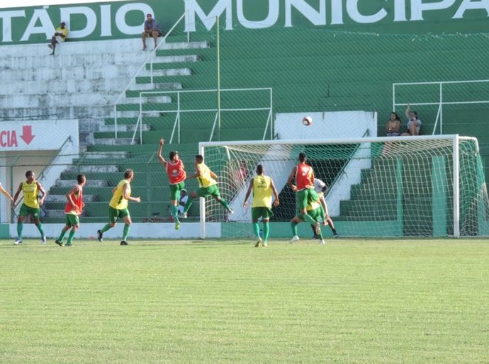Trabalhos físico e com bola movimentam a semana do Coruripe