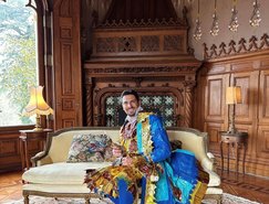 Divulgação Caminhos do Encantamento Gustavo Krelling com o figurino de Príncipe Encantado em Sintra (Portugal)..JPG 