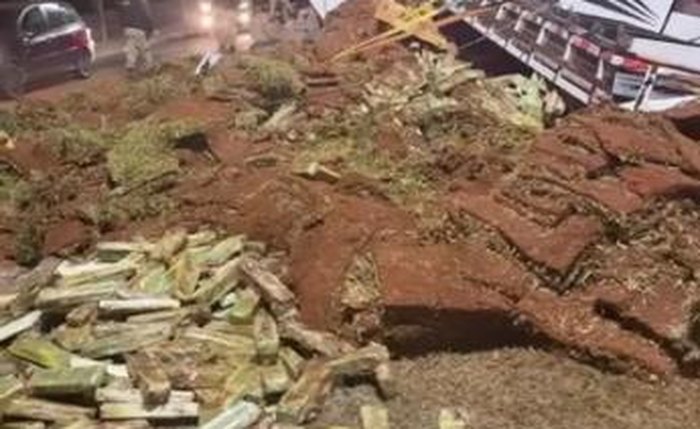 Carga ficou espalhada pela pista