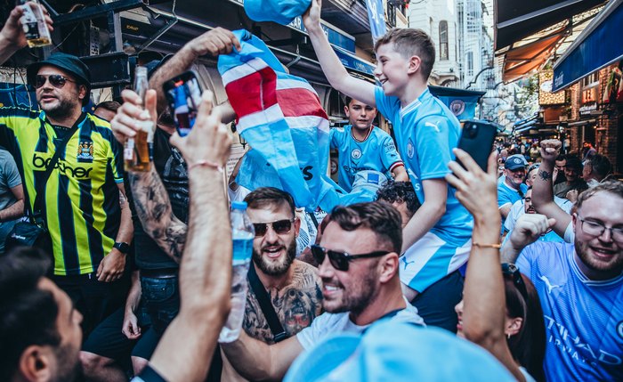 Torcedores do Manchester City caminham em direção ao estádio