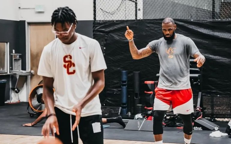 Após alta de Bronny, LeBron James volta a treinar, ao lado do outro filho