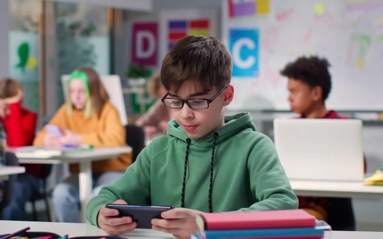 Conselho de Comunicação debate restrição de celulares nas escolas nesta segunda