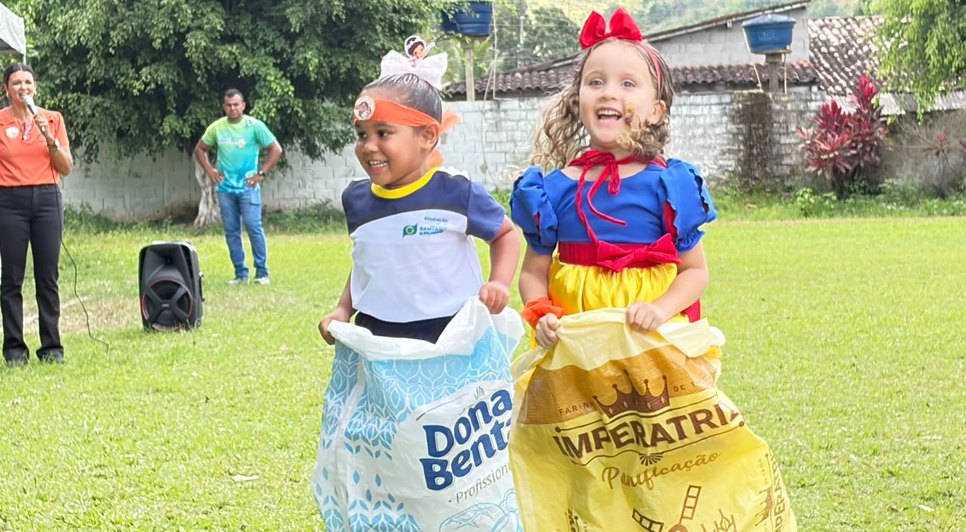 Evento reuniu brincadeiras como corrida de saco 