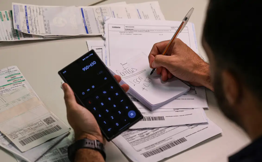 Especialista indica como cuidar de finanças em cenário de juros altos