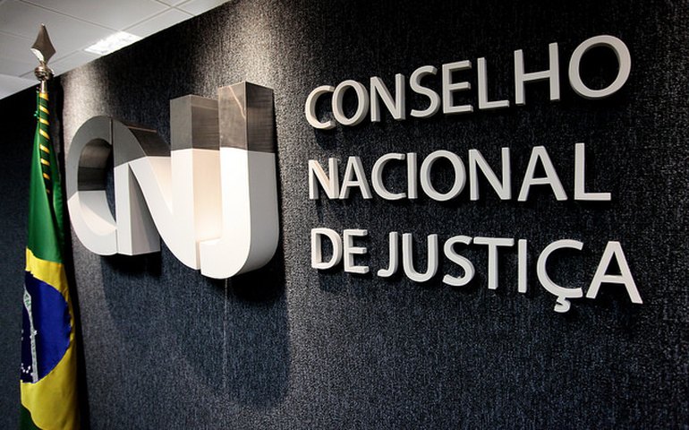 Justiça reconhece união estável entre três homens apesar de veto do CNJ