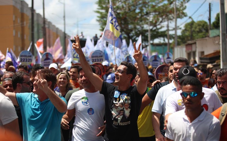 Prefeito JHC reúne multidão em caminhada no Vergel