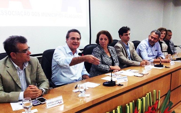 Renan participa com ministra Ideli Salvatti da entrega de kits a conselhos tutelares