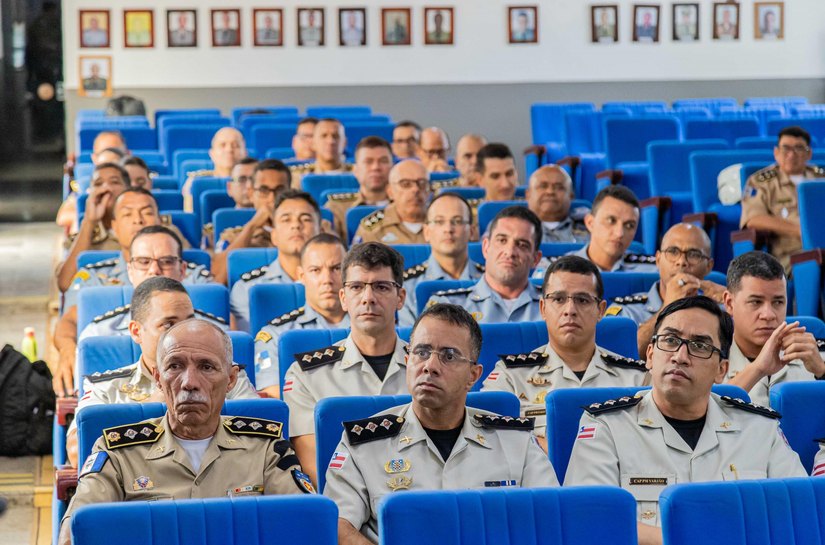 Comandante Paulo Amorim ministra palestra para alunos do Curso de Aperfeiçoamento de Oficiais
