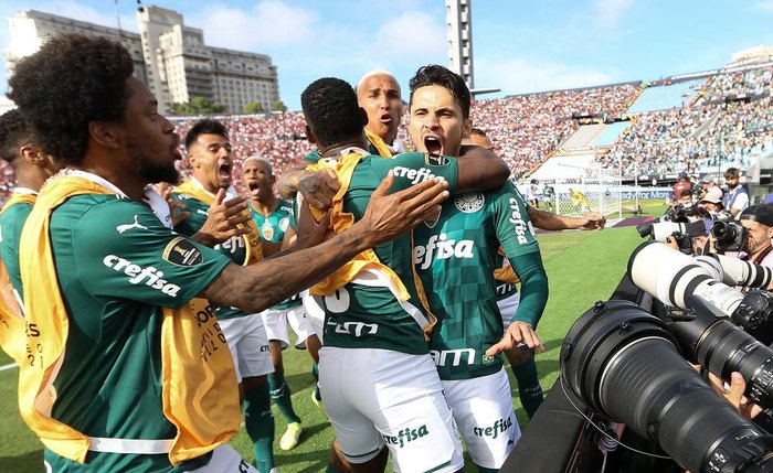 Rafael Veiga comemora gol pelo Palmeiras