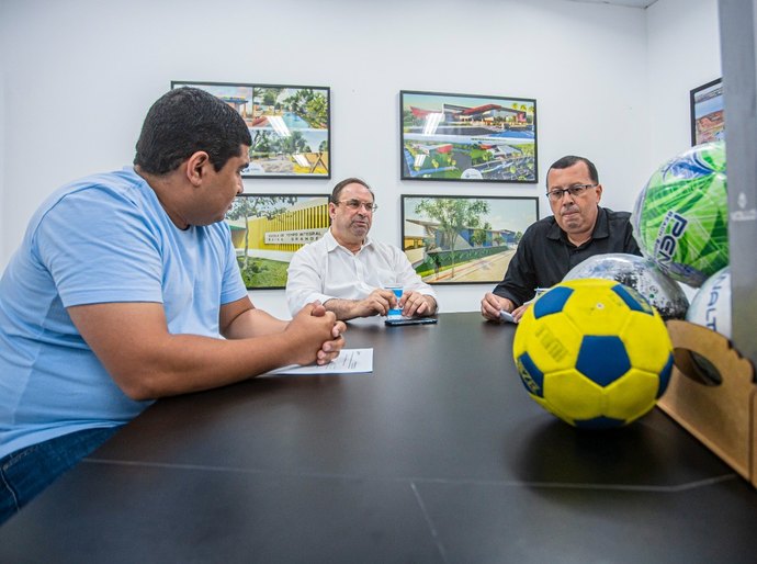 Prefeitura entrega kits para centros de apoio ao esporte em Arapiraca