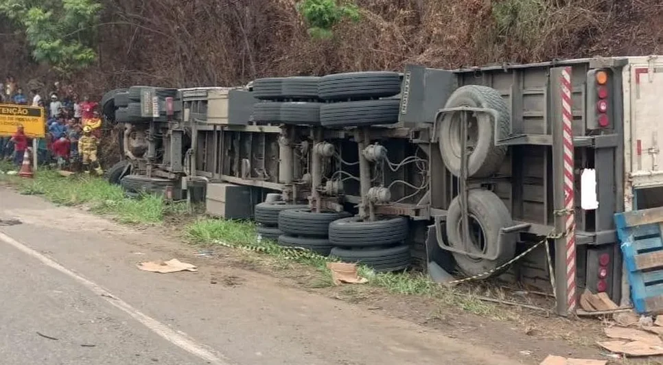 Passageira morre e motorista fica ferido após caminhão tombar em Sergipe