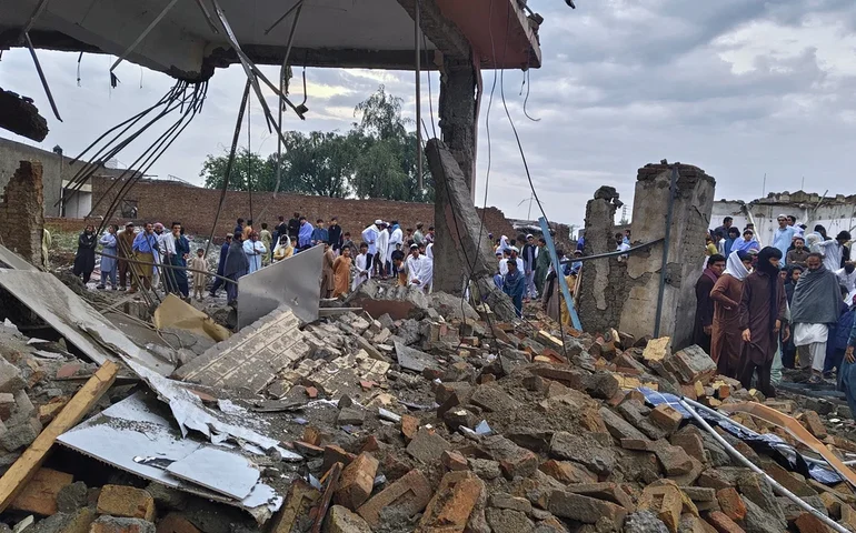 Autoridades afegãs afirmam que ataques paquistaneses mataram 7 pessoas e feriram 85, nos primeiros ataques desde as negociações de paz.