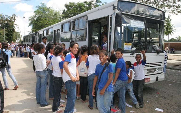 Educação apresenta programa de transporte escolar a prefeitos