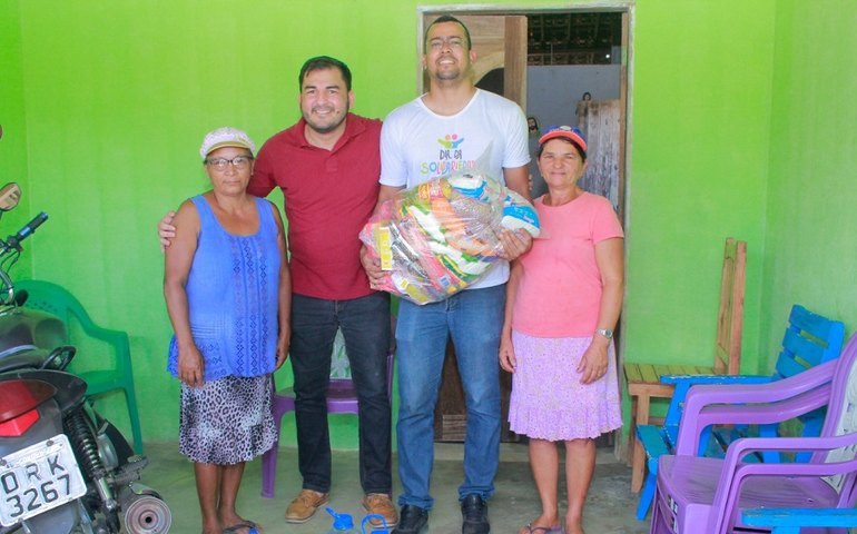 Comida e água para quem precisa! Prefeitura de Penedo mantém ajuda humanitária