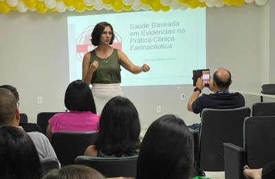 Saúde qualifica farmacêuticos sobre importância da evidência científica para a prática clínica