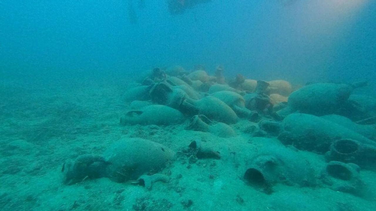 Mergulhadores descobrem ânforas de 2 mil anos na costa da Sicília