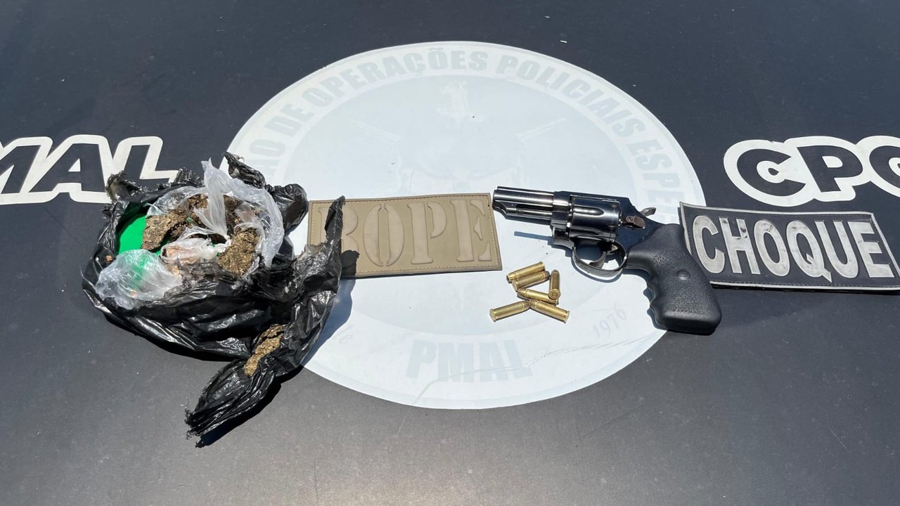 Polícia Militar apreende drogas e arma de fogo em área de mata no Aldebaran
