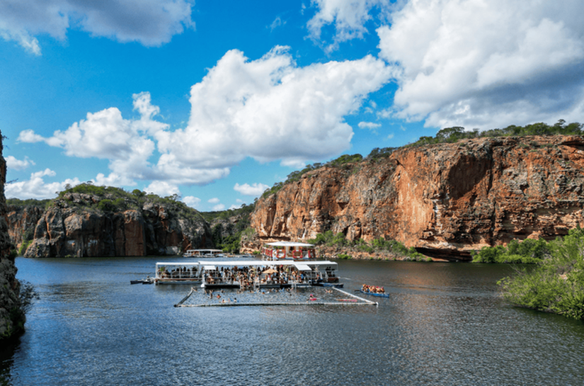 Verão em Alagoas  Conheça uma cidade no oásis do sertão, em Alagoas, que une as águas do Velho Chico e a rica história do cangaço
