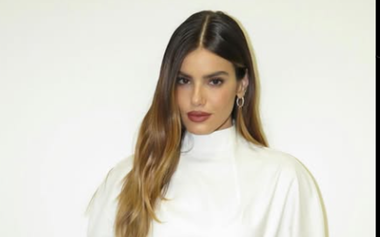 Camila Queiroz rebate críticas após revelar que mãe é manicure: 'Narrativa muda'