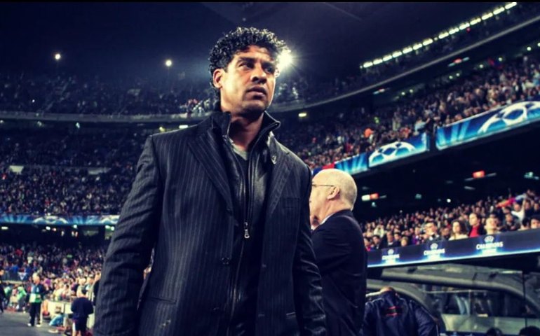Frank Rijkaard, ex-técnico de Ronaldinho e Deco, é cogitado para assumir Barcelona, diz jornal
