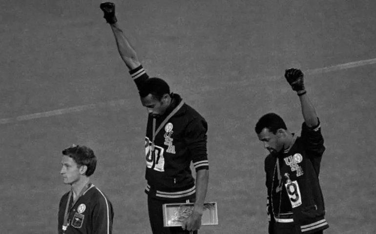 História Hoje Medalhistas punidos por gesto contra desigualdade racial