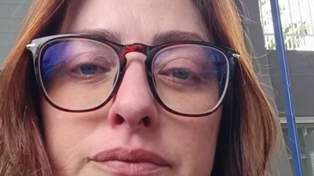 Professora desabafa após ter vidro colocado em seu copo d'água: 'Alunos estão fora de controle'