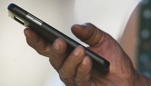 CELULAR NA MÃO / Foto: Marcello Casal Jr/Agência Brasil