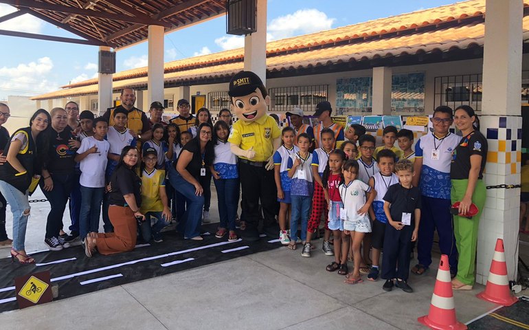 Em alusão ao dia do ciclista, alunos do projeto Educa fazem apresentação
